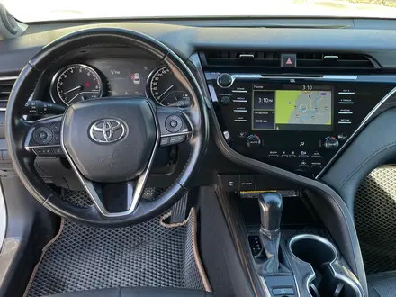 Toyota Camry 2018 года за 13 700 000 тг. в Атырау – фото 4