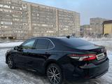 Toyota Camry 2021 года за 14 000 000 тг. в Уральск – фото 2