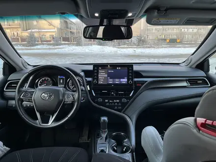 Toyota Camry 2021 года за 14 000 000 тг. в Уральск – фото 9
