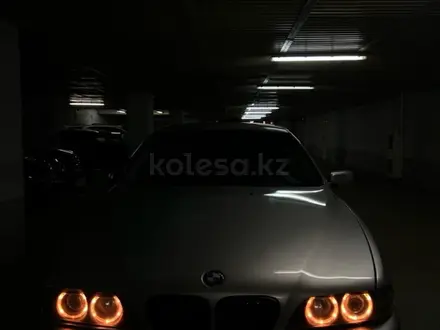 BMW 523 1999 года за 3 500 000 тг. в Уральск – фото 2