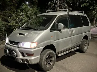Mitsubishi Delica, 2005