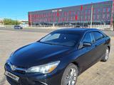 Toyota Camry 2015 года за 9 000 000 тг. в Уральск – фото 2