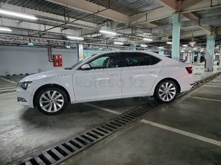 Skoda Superb 2019 года за 12 000 000 тг. в Алматы – фото 4