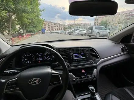 Hyundai Elantra 2018 года за 7 500 000 тг. в Атырау – фото 5