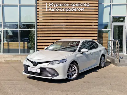 Toyota Camry 2020 года за 13 590 000 тг. в Актау