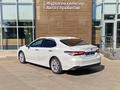 Toyota Camry 2020 года за 13 590 000 тг. в Актау – фото 2