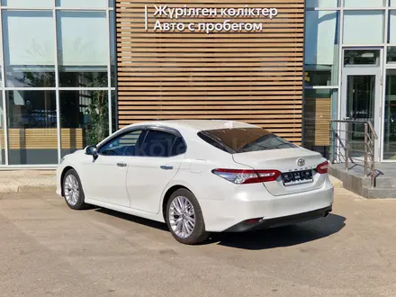 Toyota Camry 2020 года за 13 590 000 тг. в Актау – фото 2