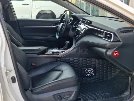 Toyota Camry 2020 года за 13 590 000 тг. в Актау – фото 6