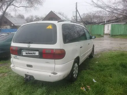 Volkswagen Sharan 1998 года за 1 000 000 тг. в Алматы – фото 4