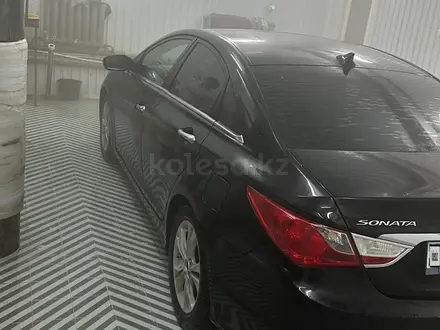 Hyundai Sonata 2011 года за 4 000 000 тг. в Атырау – фото 2