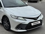 Toyota Camry 2021 года за 15 200 000 тг. в Шымкент – фото 2