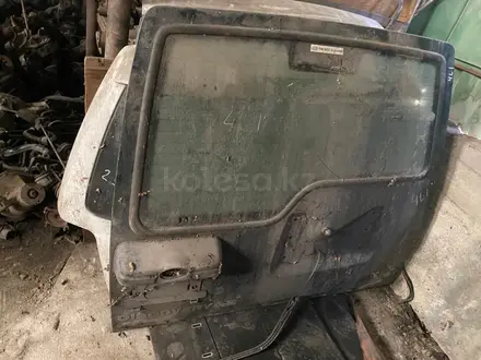 Крышка багажника дверь стекло комплект за 880 тг. в Алматы