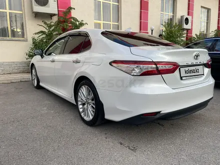 Toyota Camry 2019 года за 13 200 000 тг. в Шымкент – фото 2