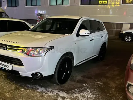 Mitsubishi Outlander 2014 года за 6 800 000 тг. в Актобе – фото 3