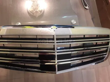 Решетка радиатора мерседес w221 рестайлинг, до рестайлинг за 75 000 тг. в Астана