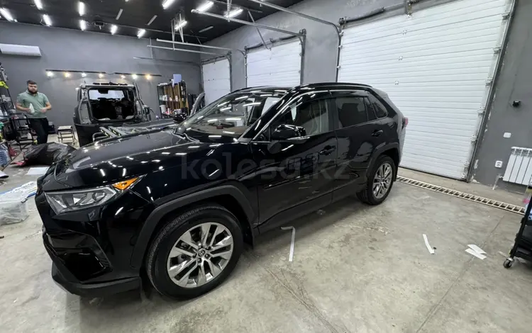 Toyota RAV4 2021 года за 16 800 000 тг. в Уральск