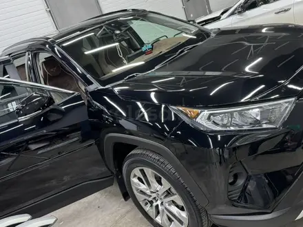 Toyota RAV4 2021 года за 16 800 000 тг. в Уральск – фото 2