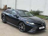 Toyota Camry 2018 года за 8 200 000 тг. в Уральск – фото 5