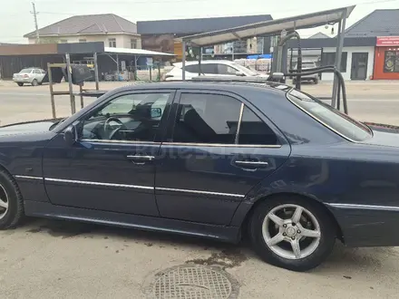 Mercedes-Benz C 200 1997 года за 1 900 000 тг. в Алматы – фото 3