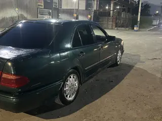 Mercedes-Benz E 230