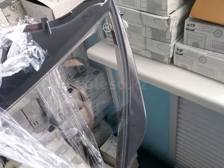 Стекло фары оригинал на W222 Mercedes, S500, S400, S63amg за 155 000 тг. в Астана