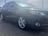 Toyota Camry 2014 года за 6 100 000 тг. в Уральск – фото 2