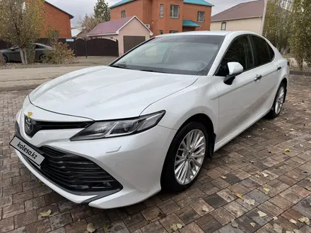 Toyota Camry 2019 года за 12 700 000 тг. в Актобе – фото 2