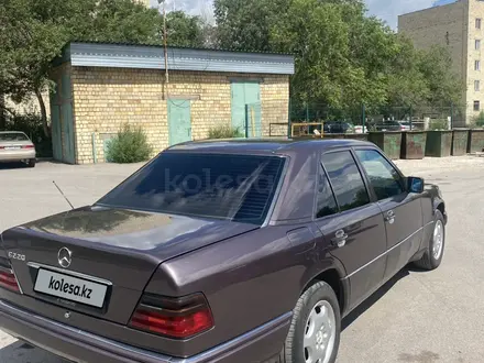 Mercedes-Benz E 220 1993 года за 2 700 000 тг. в Караганда – фото 25