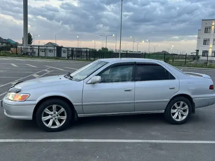 Toyota Camry 2000 года за 2 900 000 тг. в Алматы – фото 2