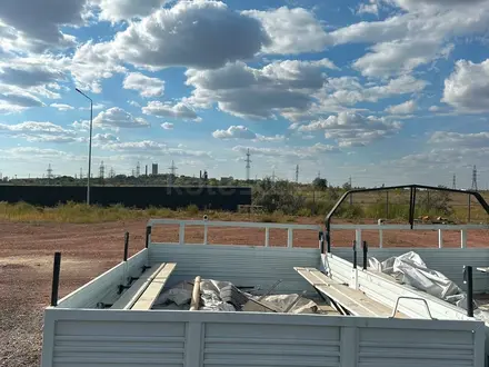 Кузов УРАЛ 4320 бортовой в сборе с лавками и дугами под тент за 1 400 000 тг. в Караганда – фото 5