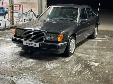 Mercedes-Benz E 230 1993 года за 2 200 000 тг. в Караганда – фото 2