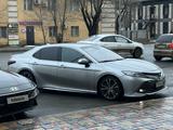 Toyota Camry 2018 годаүшін13 000 000 тг. в Актобе – фото 2