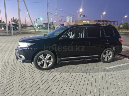 Toyota Highlander 2014 года за 9 400 000 тг. в Атырау – фото 2