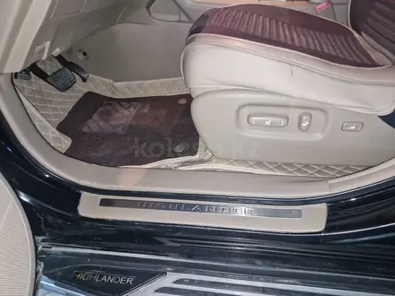 Toyota Highlander 2014 года за 9 400 000 тг. в Атырау – фото 8