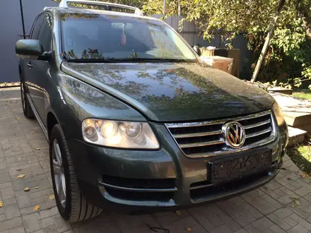 Volkswagen Touareg 2005 года за 1 500 000 тг. в Алматы – фото 2