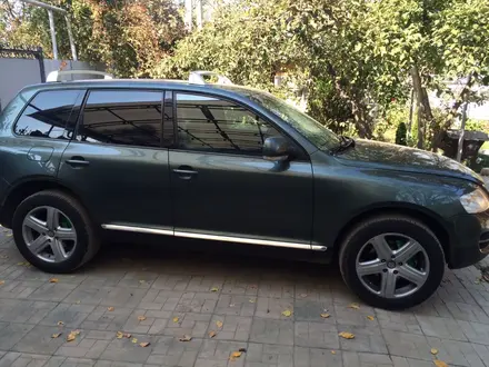 Volkswagen Touareg 2005 года за 1 500 000 тг. в Алматы – фото 3