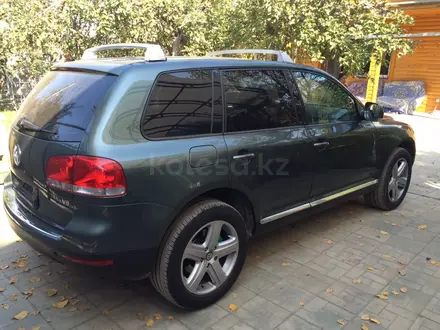 Volkswagen Touareg 2005 года за 1 500 000 тг. в Алматы – фото 4