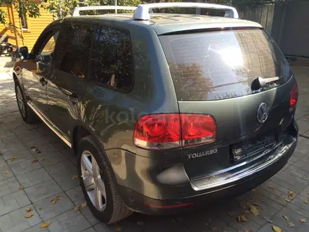 Volkswagen Touareg 2005 года за 1 500 000 тг. в Алматы – фото 5