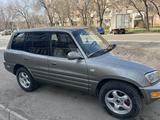 Toyota RAV4 1998 года за 3 700 000 тг. в Алматы – фото 2