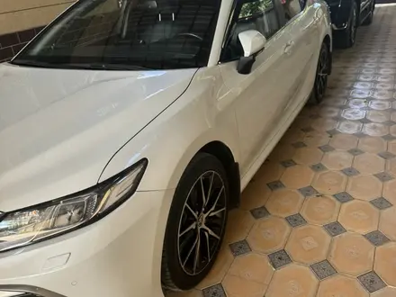 Toyota Camry 2021 года за 17 500 000 тг. в Шымкент