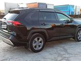 Toyota RAV4 2022 года за 15 500 000 тг. в Актау – фото 3