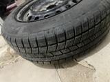 Покрышка с дисками за 110 000 тг. в Атырау – фото 2