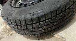 Покрышка с дисками за 110 000 тг. в Атырау – фото 2