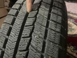 Покрышка с дисками за 110 000 тг. в Атырау