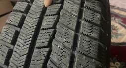 Покрышка с дисками за 110 000 тг. в Атырау