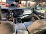 Toyota Highlander 2018 года за 18 000 000 тг. в Алматы – фото 4