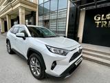 Toyota RAV4 2020 года за 15 900 000 тг. в Алматы