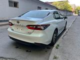 Toyota Camry 2022 года за 17 500 000 тг. в Алматы – фото 2