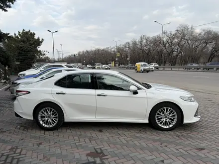 Toyota Camry 2019 года за 14 300 000 тг. в Алматы – фото 4