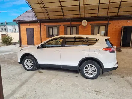 Toyota RAV4 2016 года за 11 000 000 тг. в Атырау – фото 2